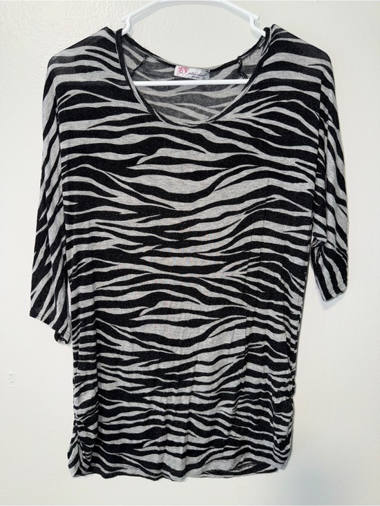 julie's closet Tops - julie's closet Black & Gray Zebra Scoop Neck Short Sleeve Top